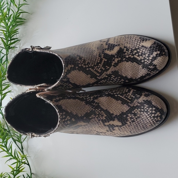 😍5/$20 !NWOT Time and Tru faux snakeskin booties 8W - Picture 3 of 9